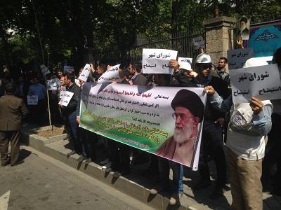 تجمع اعتراضی مهندسان مقابل شورای شهر تهران
